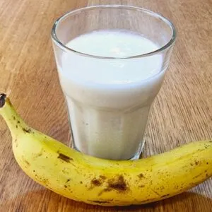 O Leite Vegetal MAIS BARATO, FÁCIL e RÁPIDO! Faça agora o Leite de Banana!