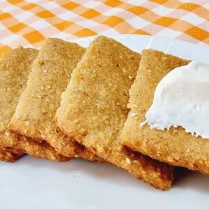 É BAIXO EM CARBOIDRATOS e SUBSTITUI O PÃO! Cream Cracker de Lanche ou Café da Manhã (Low Carb)