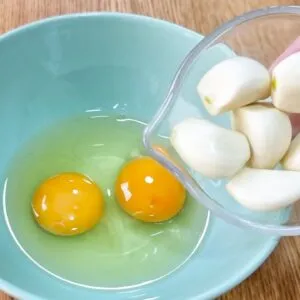 NÃO COMA PÃO, MISTURE OVO CRU COM ALHO e você vai VICIAR nessa DELÍCIA!
