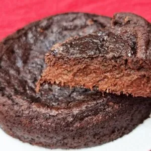 Só 3 INGREDIENTES! Bolo SEM FARINHA, SEM AÇÚCAR, SEM LEITE e SEM OVO - Molhadinho, Fácil e Rápido