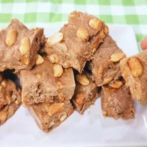 DELICIOSO e SAUDÁVEL! Sem Açúcar e Sem Leite Condensado - Pé de Moleque Fácil e Rápido