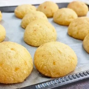 SUBSTITUA O PÃO! SEM TRIGO, LEITE E OVO! Pão de Queijo Vegano Fácil, Barato e Rápido - Delicioso!