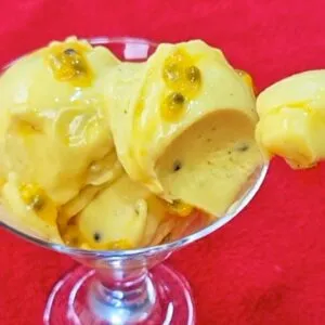 Sorvete CREMOSO com 3 INGREDIENTES - SEM AÇÚCAR e LEITE - Fácil, Rápido e Delicioso!