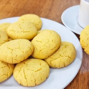 DERRETE NA BOCA! Biscoito de Fubá SEM TRIGO, AÇÚCAR, LEITE e MANTEIGA - Fácil, Rápido e Delicioso