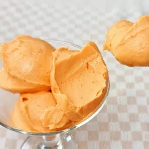 Só 2 INGREDIENTES - Sorvete CREMOSO SEM AÇÚCAR, Fácil, Rápido e Delicioso! (Natural e Saudável)