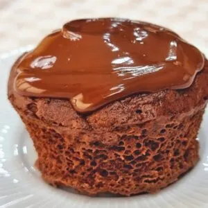 Bolo de 2 MINUTOS Fofinho! SEM FARINHA, AÇÚCAR e LEITE - Fácil, Rápido e Saudável