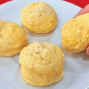 Só 2 MINUTOS! Pão de Queijo DELICIOSO e Rico em PROTEÍNAS - Fácil e Saudável