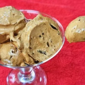 Só 2 INGREDIENTES! Sorvete Cremoso SEM AÇÚCAR, LEITE E GORDURA - Rápido, Fácil e Saudável - Delícia!