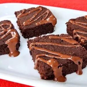 Só 3 INGREDIENTES! Brownie SEM FARINHA, AÇÚCAR E LEITE - Fácil e Saudável (+Fibras e Proteínas)