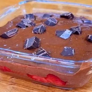 Só 3 MIN! Brownie Recheado SEM FARINHA, AÇÚCAR e LEITE - Rico em Fibras e Proteínas - Fácil e Rápido