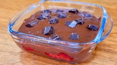 Só 3 MIN! Brownie Recheado SEM FARINHA, AÇÚCAR e LEITE - Rico em Fibras e Proteínas - Fácil e Rápido