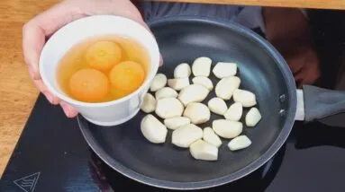 SUBSTITUA O PÃO! Misture OVO CRU COM ALHO e vai VICIAR nessa DELÍCIA!