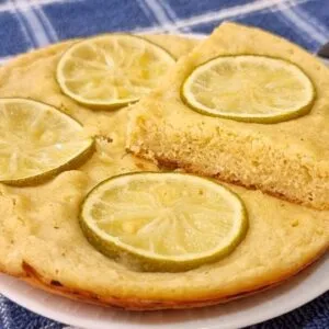 Bolo de LIMÃO de FRIGIDEIRA - Delicioso, SAUDÁVEL e POUCAS CALORIAS (Sem Açúcar e Trigo) - Rápido!