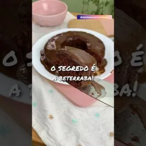 Fiz bolo de chocolate COM BETERRABA! 👀 Ficou incrível! Sem glúten, vegano, sem lactose