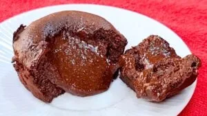 PETIT GÂTEAU FÁCIL DE 3 INGREDIENTES! Bolinho de Chocolate Cremoso - SEM TRIGO e SEM AÇÚCAR.