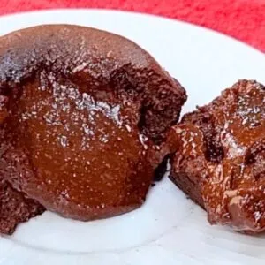 PETIT GÂTEAU FÁCIL DE 3 INGREDIENTES! Bolinho de Chocolate Cremoso - SEM TRIGO e SEM AÇÚCAR.