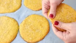 SUBSTITUA O PÃO! Misture OVO E FUBÁ e vai VICIAR nessa DELÍCIA! - SEM TRIGO E SEM ÓLEO