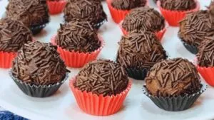 Só 3 INGREDIENTES! Brigadeiro SEM AÇÚCAR, LEITE E MANTEIGA - Fácil, Rápido e Delicioso