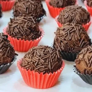 Só 3 INGREDIENTES! Brigadeiro SEM AÇÚCAR, LEITE E MANTEIGA - Fácil, Rápido e Delicioso