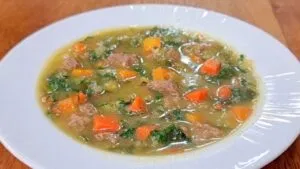 Sopa que DESINCHA e EMAGRECE - PODE CONGELAR e comer à vontade! Fácil, Barata e Gostosa