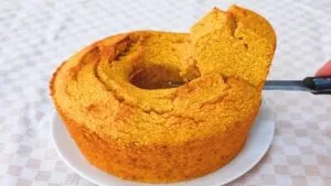 Bolo de CENOURA COM FLOCÃO - SEM FARINHA, AÇÚCAR e LEITE - Fácil e Delicioso