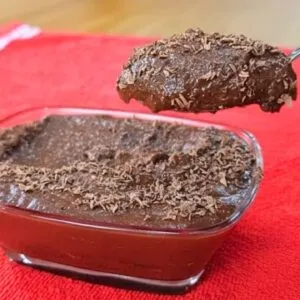 Mousse de Chocolate RICO EM PROTEÍNAS! Sem AÇÚCAR ou Creme de Leite - Super Cremosa, Fácil e Rápida