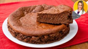 Só 3 INGREDIENTES! Bolo de Chocolate SEM FARINHA, AÇÚCAR e MANTEIGA! Fácil e Fofinho