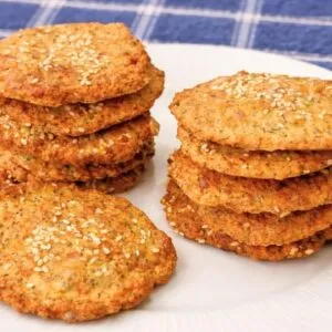 Bolachas CROCANTES RICAS EM PROTEÍNA, quase ZERO CARBOIDRATOS! Deliciosas, Fáceis e Rápidas