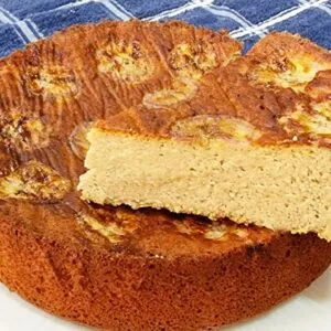 Bolo de Banana com MENOS CARBOIDRATOS, SEM AÇÚCAR, TRIGO e LEITE! Fácil e Molhadinho!