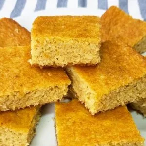 Bolo de Milho com POUCOS CARBOIDRATOS, SEM AÇÚCAR, TRIGO e LEITE! Fácil e Molhadinho! (Low Carb)