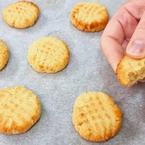 ZERO TRIGO E AÇÚCAR! Só 4 Ingredientes e Baixo em Carboidratos - Biscoito Low Carb e Sem Leite