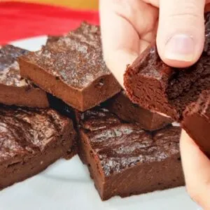 Só 2 INGREDIENTES - Brownie SEM AÇÚCAR, SEM FARINHA, SEM LEITE e SEM MANTEIGA - Delicioso!