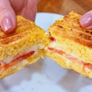 SUBSTITUA O PÃO! Rápido e Fica INCRÍVEL - Sem Trigo, Fofinho, Barato e Fácil (na Frigideira!)