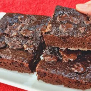 Só 3 MIN e 4 INGREDIENTES! Brownie DELICIOSO - SEM FARINHA, AÇÚCAR e LEITE - Fácil e Saudável