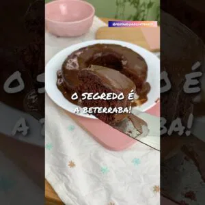 Fiz bolo de chocolate COM BETERRABA! 👀 Ficou incrível! Sem glúten, vegano, sem lactose